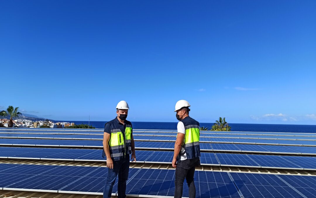 Termina la instalación de placas solares en el Manolo Santaella