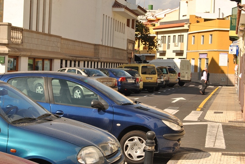 El Grupo de Gobierno estudia disponer aparcamientos preferentes en Punta Brava