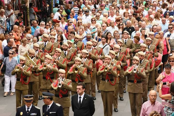 Puerto de la Cruz recupera, después de 50 años, la tradición en la que las Autoridades Militares acompañan en procesión a «El Viejito»