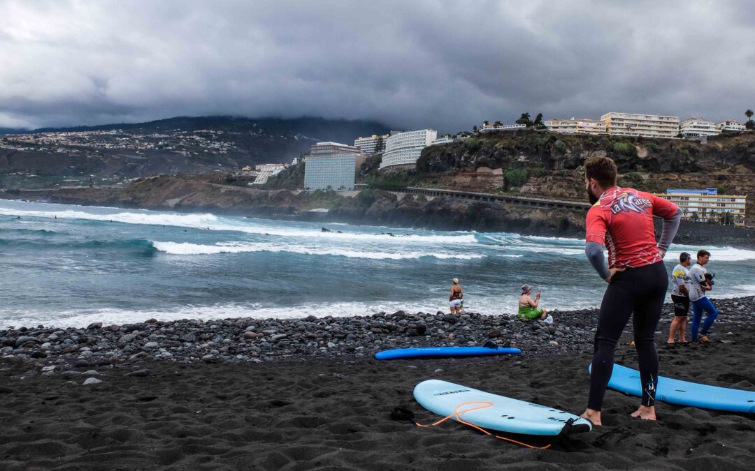 Se reabren al baño la Playa de Martiánez y el Castillo