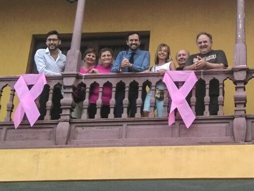500 lazos pintan el Puerto de la Cruz de rosa
