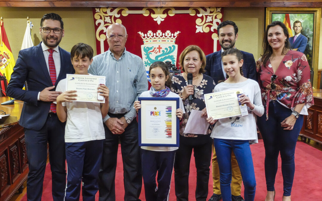 Se  hace entrega del premio a los ganadores del concurso “Cartel de La Paz”