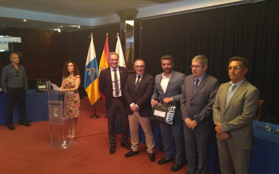 Adeac entrega las banderas azules de Playa Jardín y San Telmo
