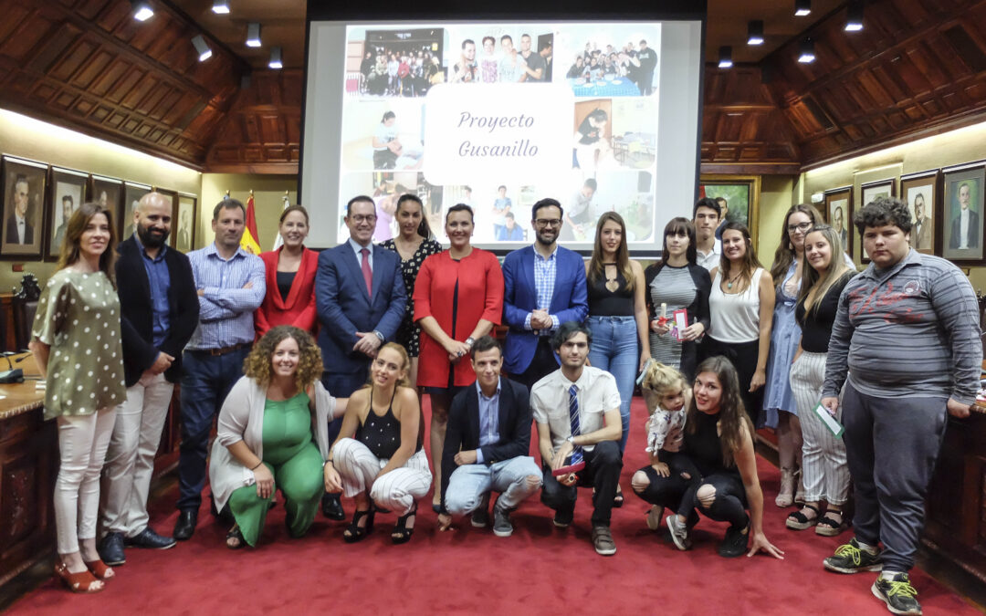 Veintidós jóvenes del Proyecto Gusanillo terminan sus estudios en hostelería y estética