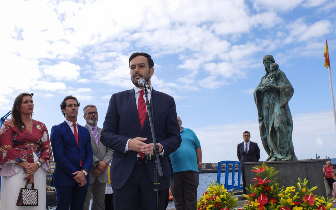 Una escultura de la Virgen del Carmen preside el muelle pesquero del Puerto de la Cruz