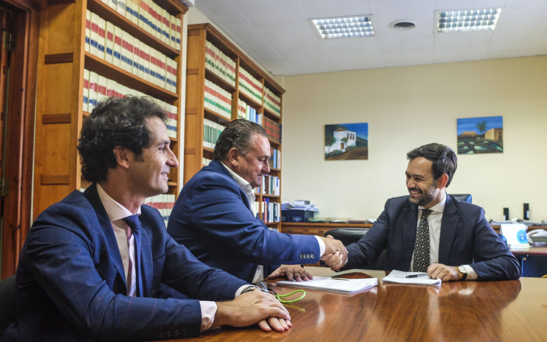 Se firma el contrato del nuevo Servicio de Jardinería y Mantenimiento de Zonas Verdes del municipio