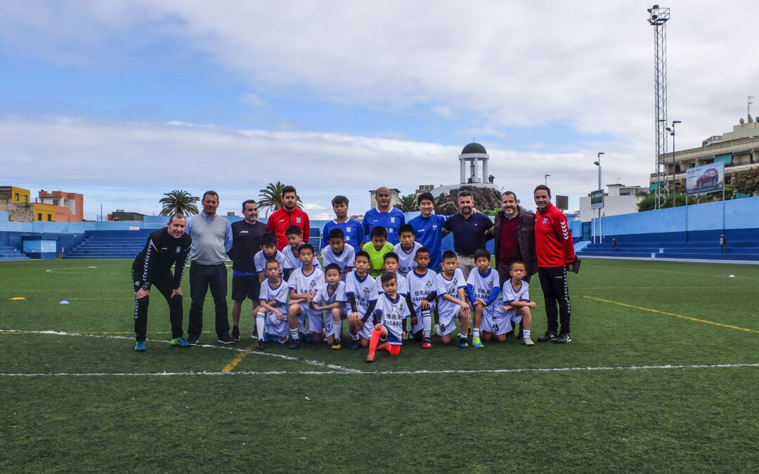 Niños y técnicos de la Academia en China del CD Tenerife entrenan en el Estadio El Peñón