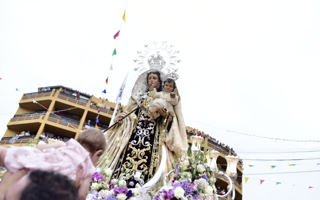 Miles de personas vitorean a La Virgen del Carmen en la Embarcación de Puerto de la Cruz
