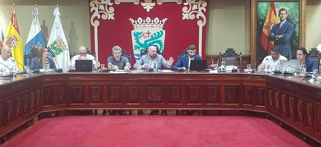 Manrique concita la unanimidad del pleno para realzar la obra del lanzaroteño en la ciudad turística