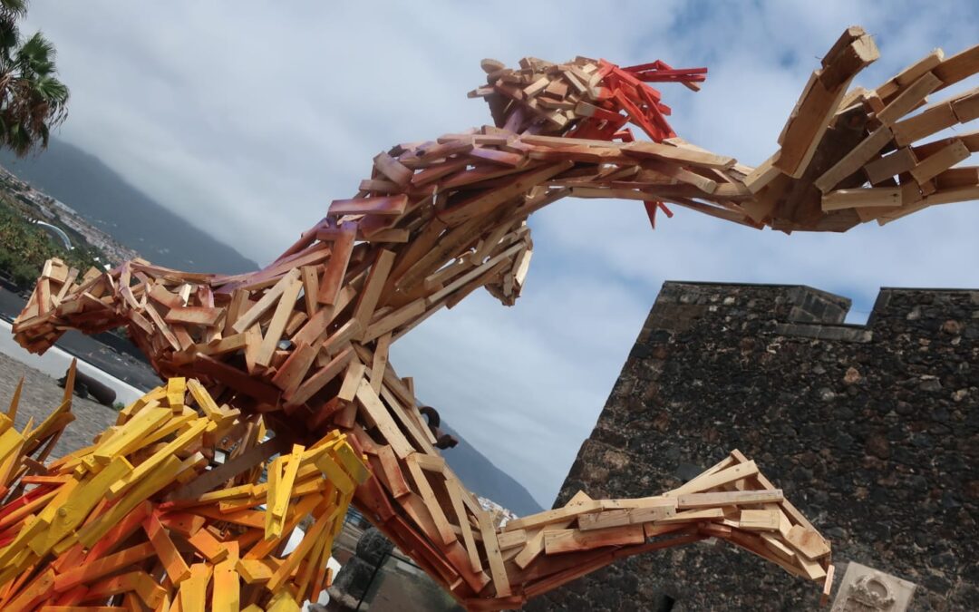 Con el ‘Saltafuego’ de Luigi Stinga, Puerto de la Cruz recuerda la esencia del fuego en la noche de San Juan
