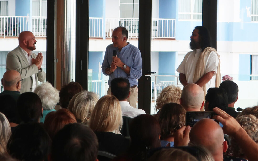 La meditación, protagonista del encuentro con el yogui y sabio hindú Swami Jyothirmayah