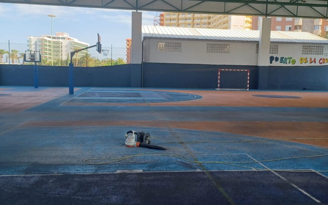 Ya han comenzado los trabajos de reparación del pavimento en el Polideportivo municipal Manolo Santaella