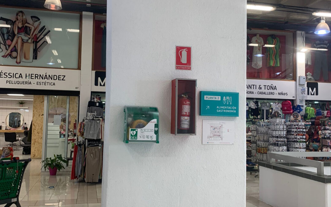 Puerto de la Cruz mejora la seguridad sanitaria en el Mercado Municipal con la instalación de dos desfibriladores