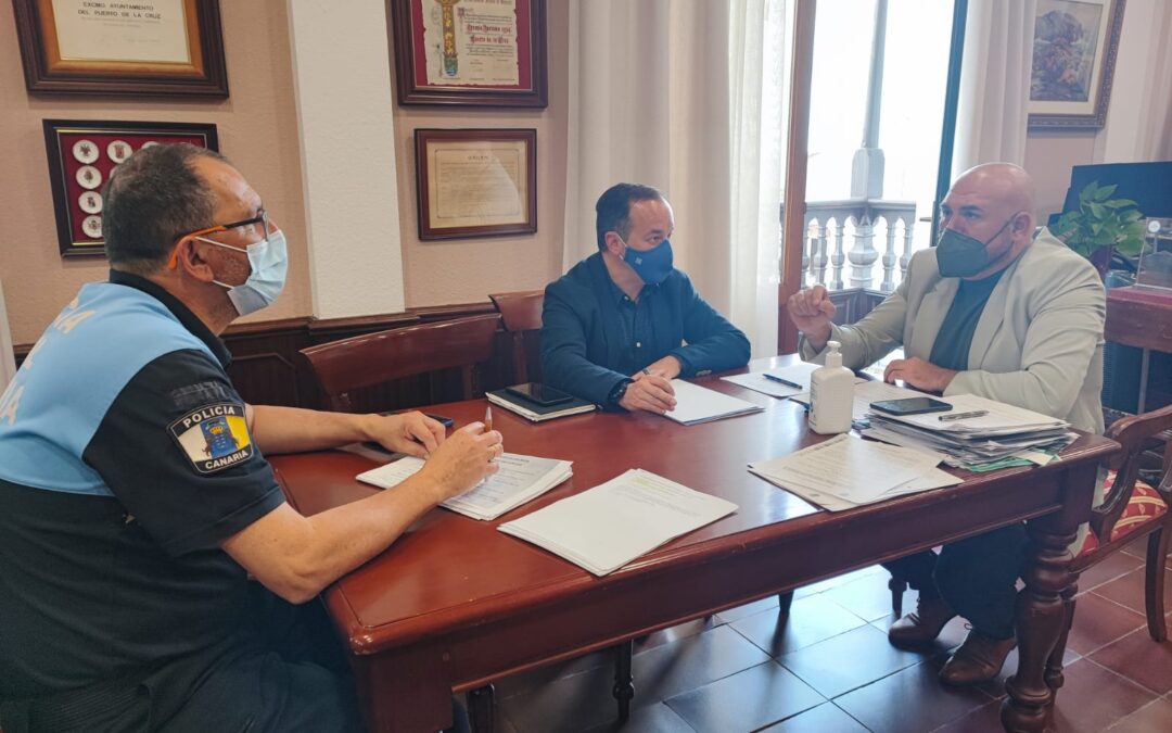 Reunión con el director insular de Carreteras para garantizar la seguridad en las vías insulares del municipio