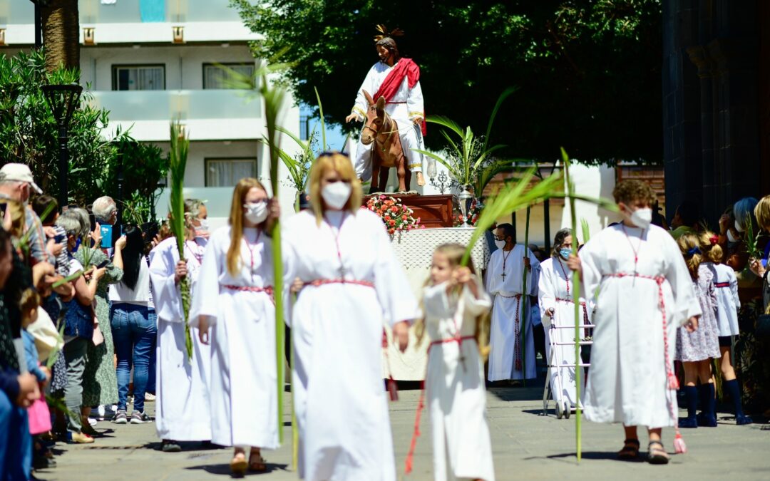 La tradicional procesión del Señor de la Burrita saluda el Domingo de Ramos en la ciudad turística