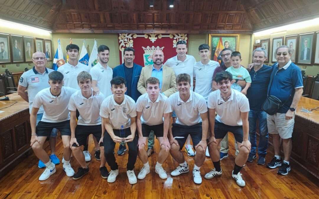 El juvenil CD Puerto Cruz es recibido en el Ayuntamiento