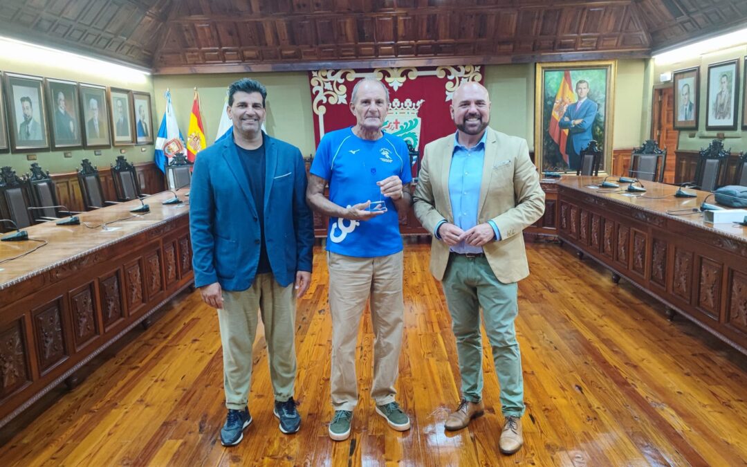 Puerto de la Cruz recibe al deportista Isidro Aguiar, de Club Atletas 97