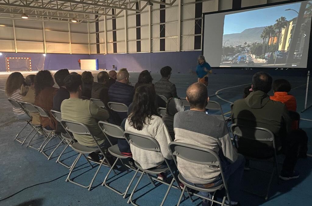 El barrio de La Vera presencia el estreno del documental “La luz y la voz. Historias firmadas de la Vera”
