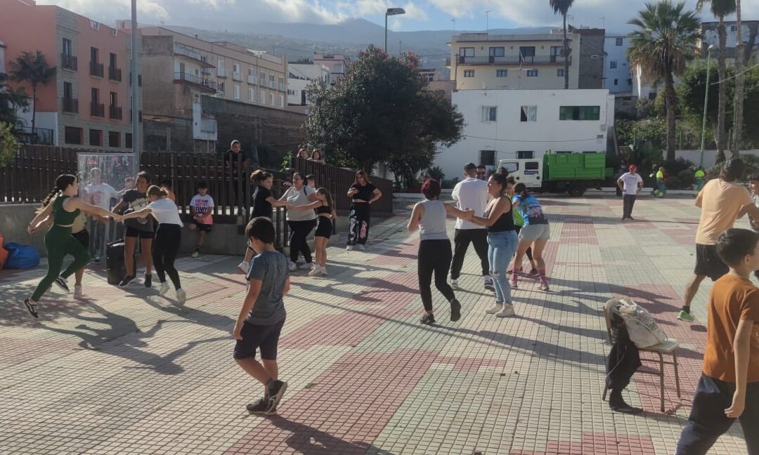 El CEIP Juan Cruz disfrutaba ayer haciendo deporte al aire libre en el barrio de La Vera