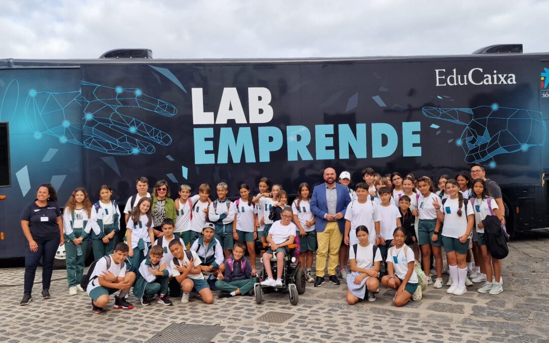 Puerto de la Cruz acoge la guagua de Labemprende de la Fundación ”la Caixa” para fomentar la emprendeduría entre los jóvenes del municipio