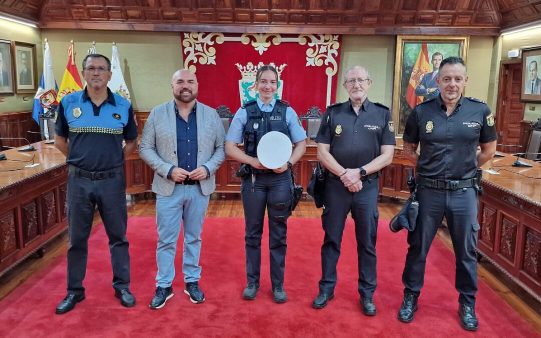 Puerto de la Cruz recibe a una nueva agente de la Policía alemana en labores de apoyo al cuerpo local