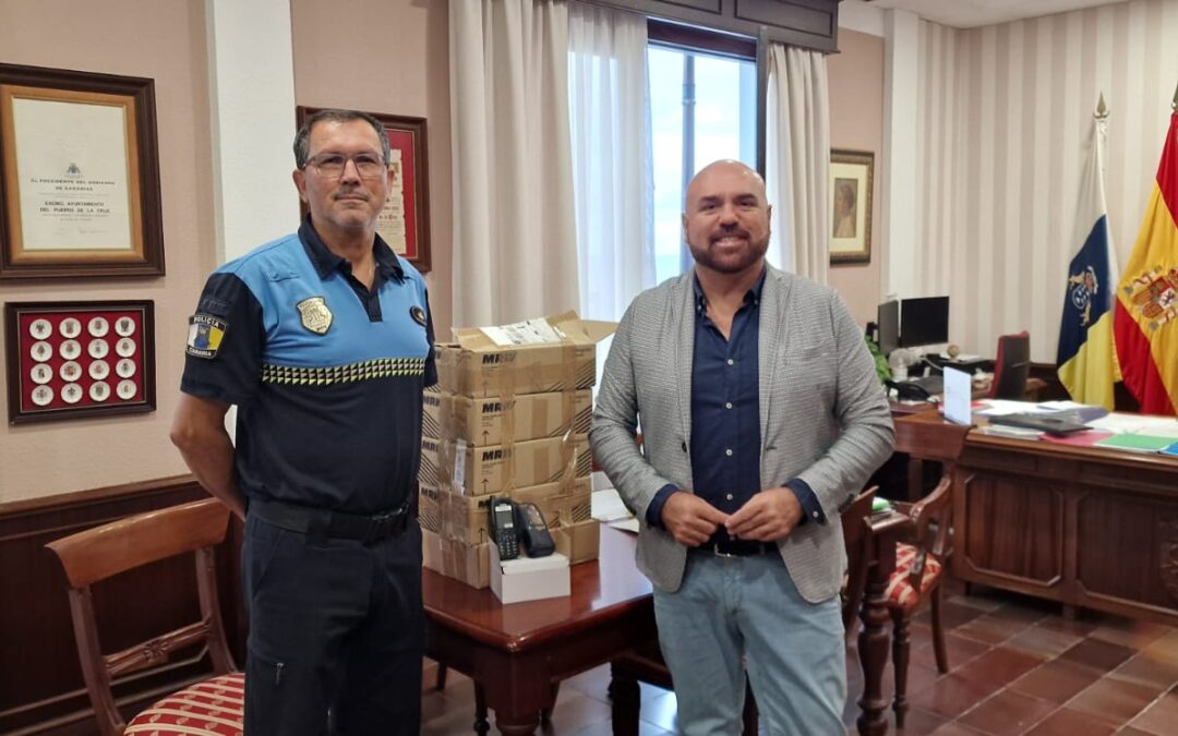 Puerto de la Cruz recibe 5 nuevos dispositivos Tetras para mejorar las comunicaciones de la Policía Local