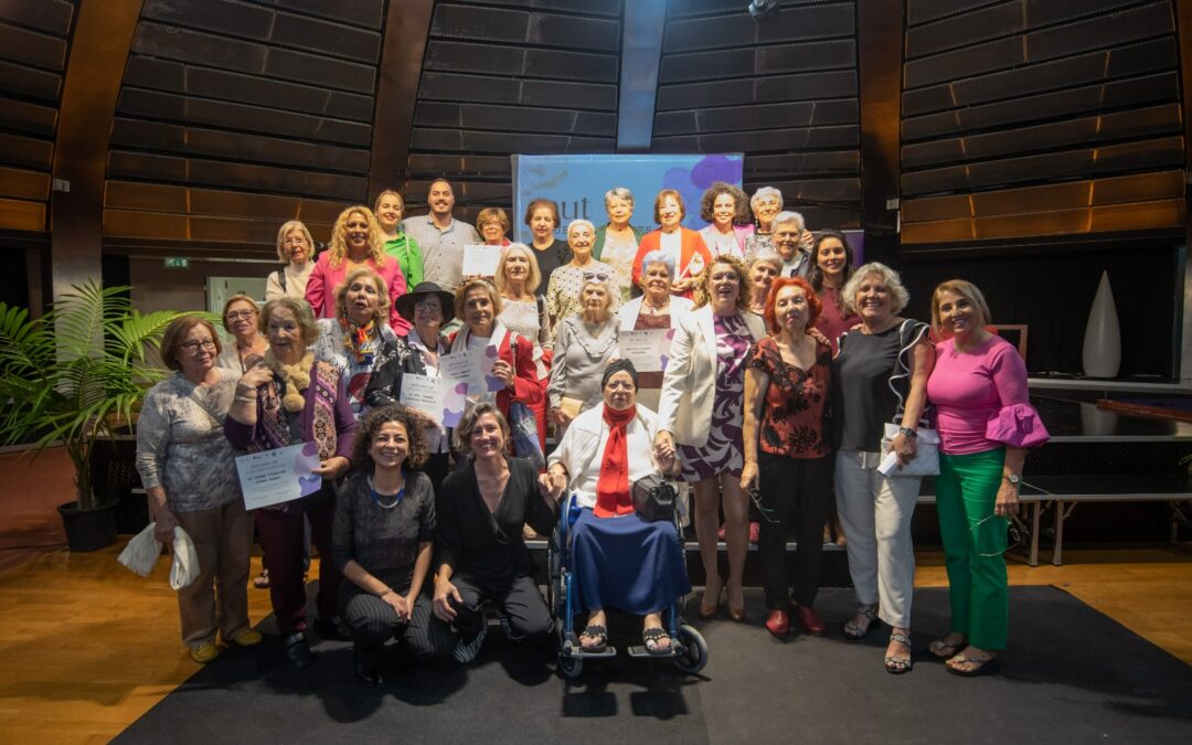 Entrega de reconocimientos durante la clausura del proyecto ‘Nut Mujeres Mayores. Experiencias de vida’