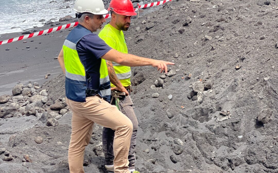 Comienzan las obras de remodelación de la playa El Charcón tras los desperfectos provocados por el temporal marítimo