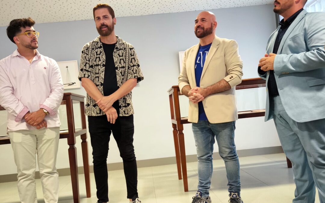 Puerto de la Cruz celebra el día del Libro con la inauguración de la exposición Arpas de saliva de Jesús Hernández Verano