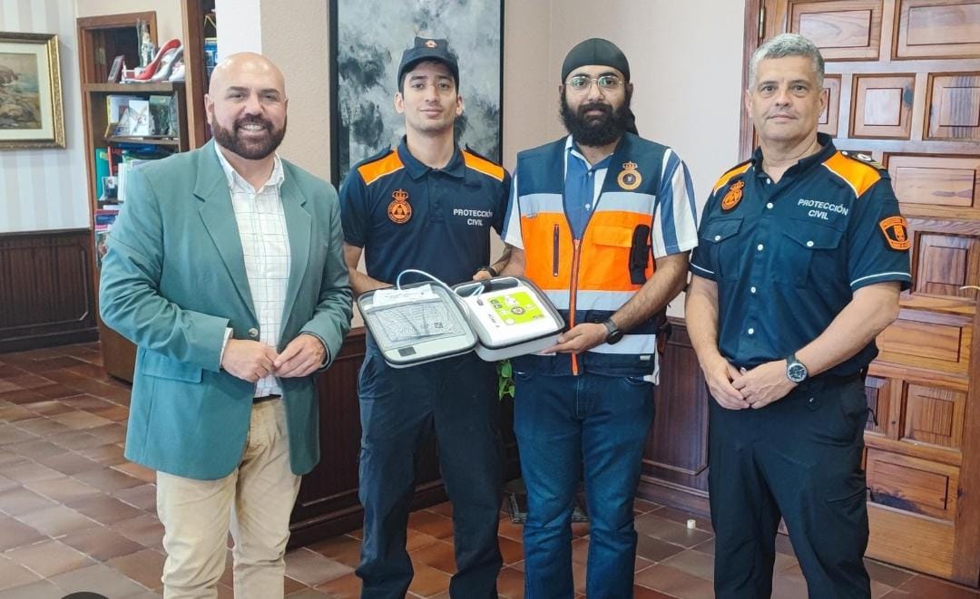 El Ayuntamiento recibe un dispositivo de desfibrilación automática para mejorar la cardioprotección en la ciudad