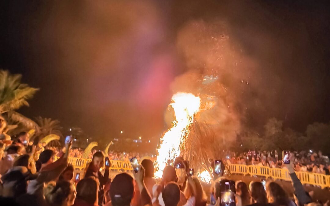 La Noche de San Juan, fuego y agua en Playa Jardín