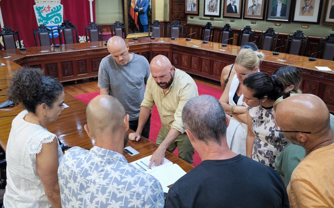 El alcalde comparte con la plataforma de Punta Brava Stop Vertidos los avances en la solución al cierre de Playa Jardín