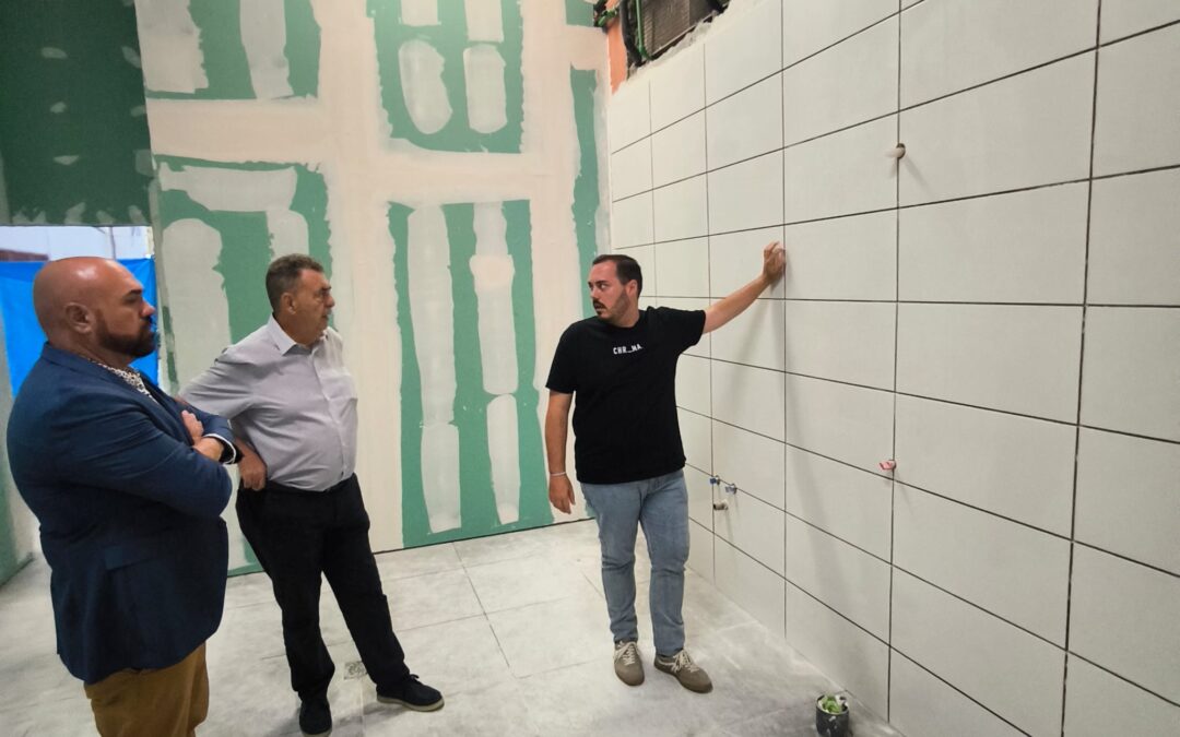 Avanzan los trabajos de remodelación de los baños de la planta baja del Mercado Municipal