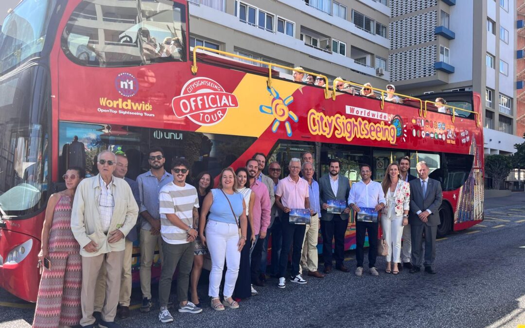 Inauguración de las Jornadas de Turismo 2024 en la guagua turística City Sightseeing por Puerto de la Cruz