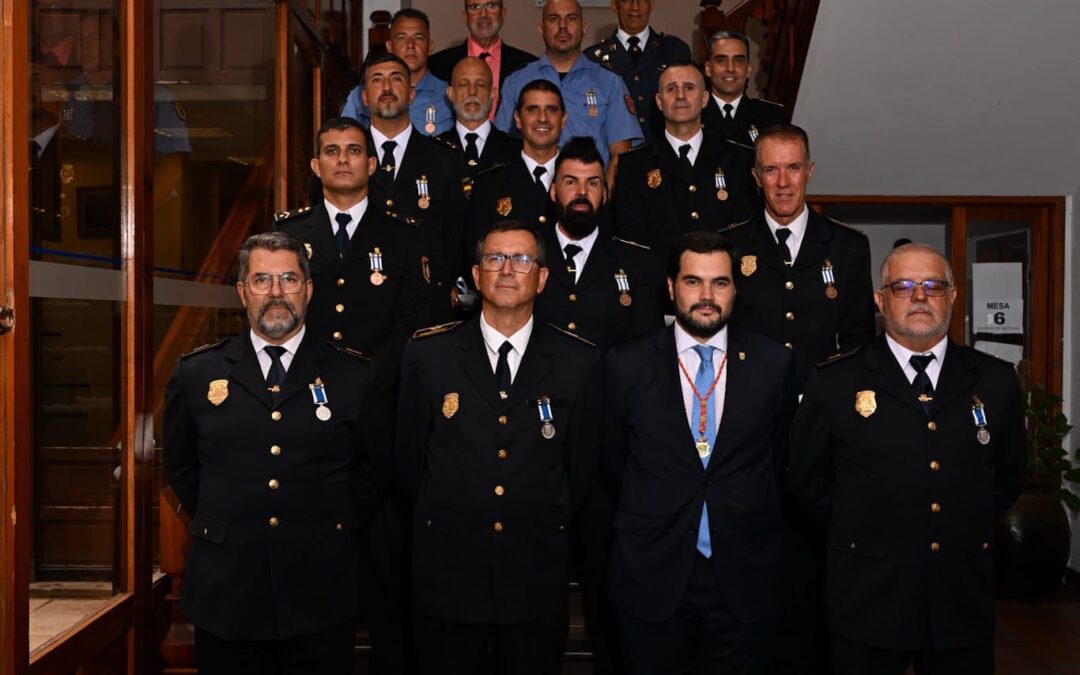 El alcalde de la ciudad impone 15 medallas al Cuerpo de la Policía