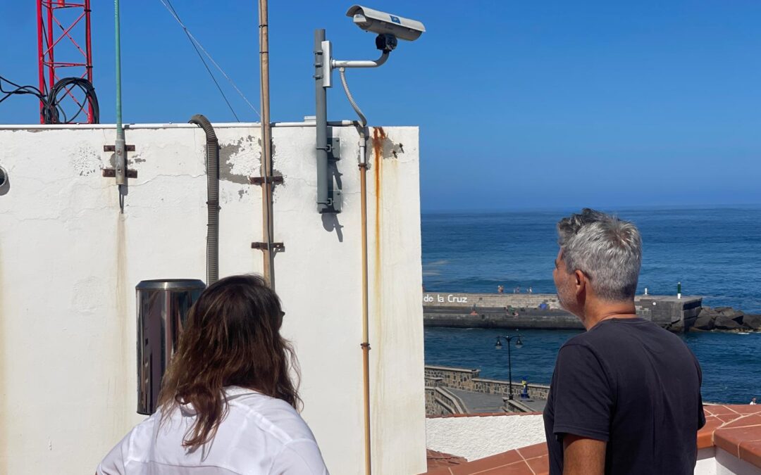 Instalan la cámara de vigilancia para el oleaje