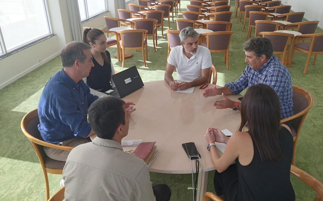Ayuntamiento y Ashotel abordan la creación de la segunda comunidad energética en el municipio
