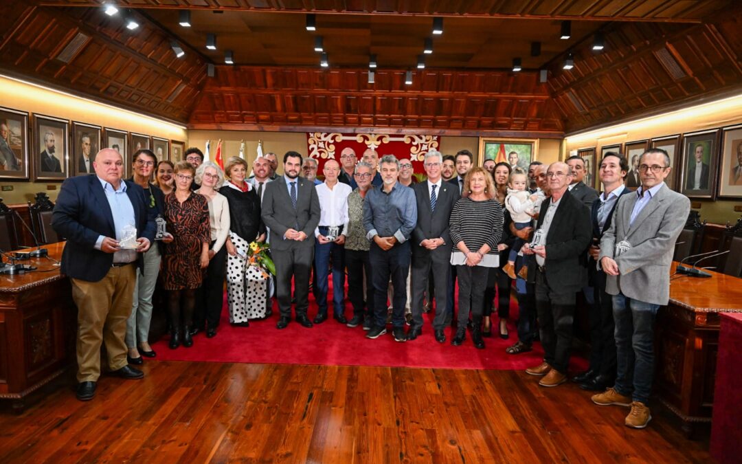 El Ayuntamiento de Puerto de la Cruz rinde homenaje a su personal jubilado y a los docentes de centros educativos del municipio