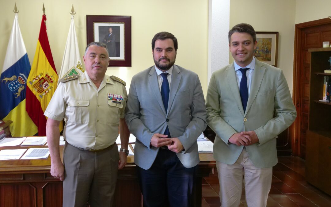 Firma de contrato para la cesión temporal de cañones históricos en Puerto de la Cruz