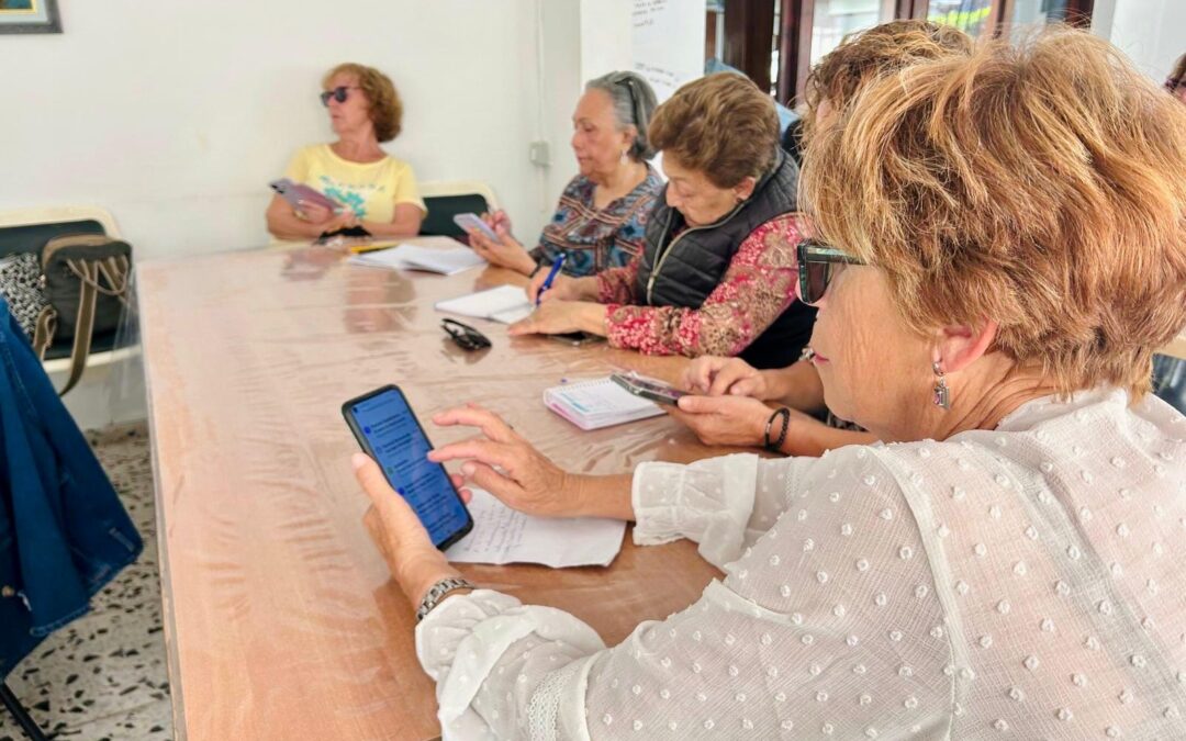 Puerto de la Cruz forma a mujeres mayores para prevenir las estafas online