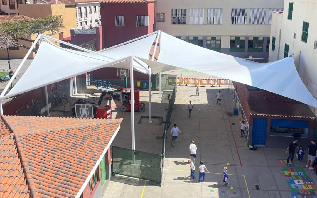 El CEIP Tomás de Iriarte estrena nueva cubierta textil en el patio, una demanda histórica del centro