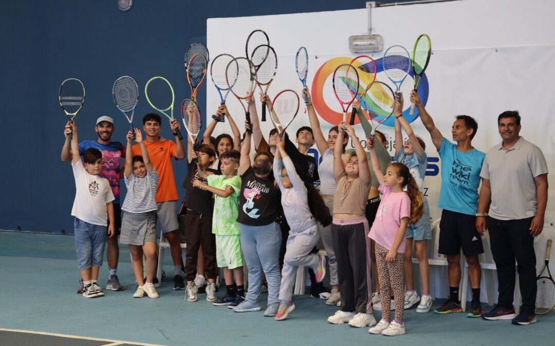 Imparten por primera vez clases gratuitas de tenis a los menores de la ludoteca de La Vera