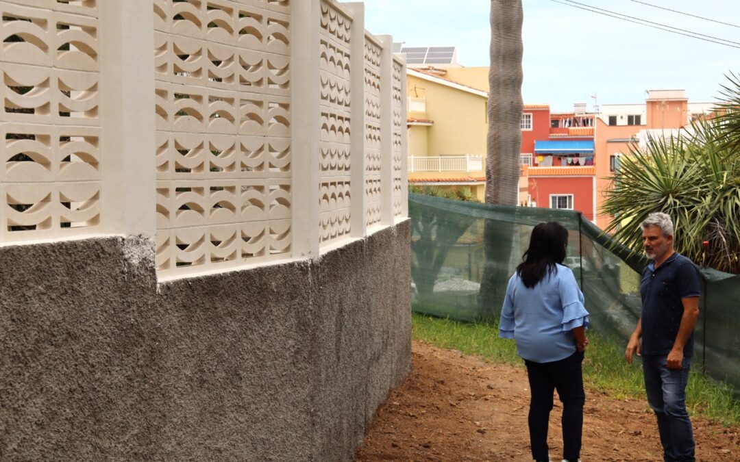 Reparado el muro de la entrada del CEIP Punta Brava, una intervención muy esperada por el centro educativo