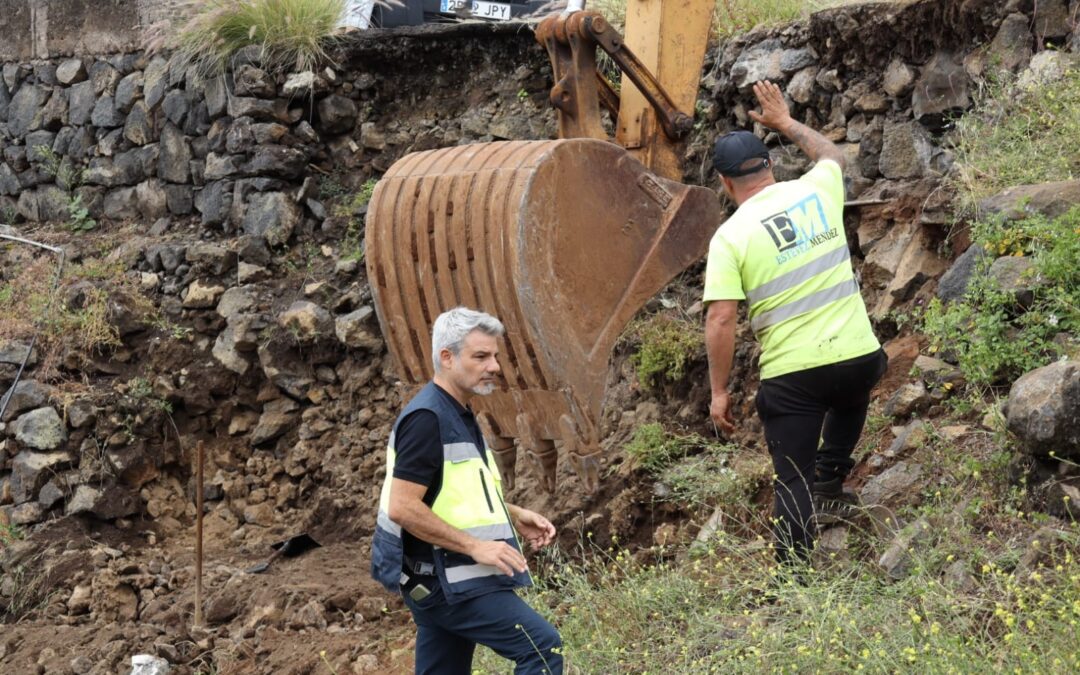 El Ayuntamiento repone el muro de 15 metros de la calle Cooperativa que se encontraba en estado de deterioro