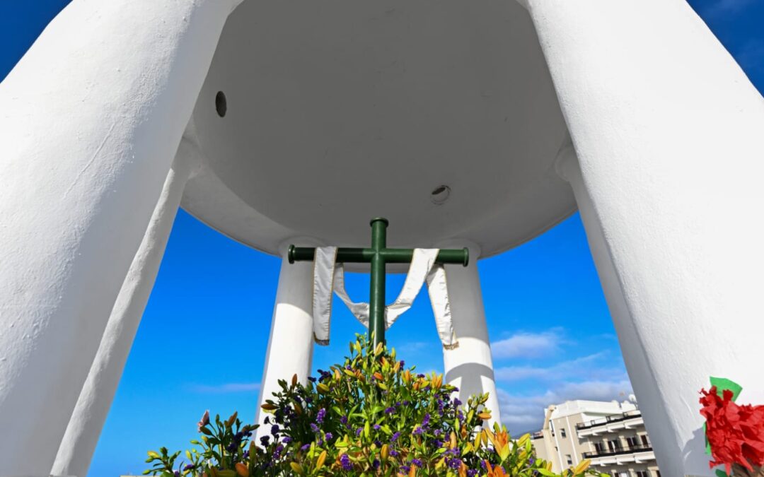 Puerto de la Cruz ya luce con todas sus cruces enramadas: La Cruz de Mayo, tradición viva y símbolo en flor