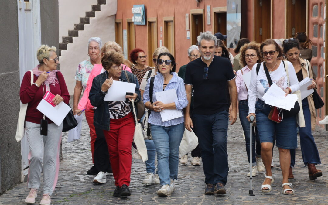 Vecinas del municipio realizan un recorrido urbano para aportar un enfoque feminista a los espacios públicos