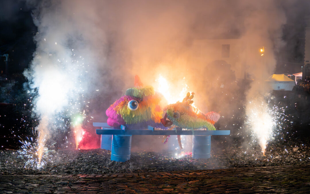 Puerto de la Cruz despide a la Sardina entre sátira, música y fuegos artificiales y reafirma que el Carnaval continúa