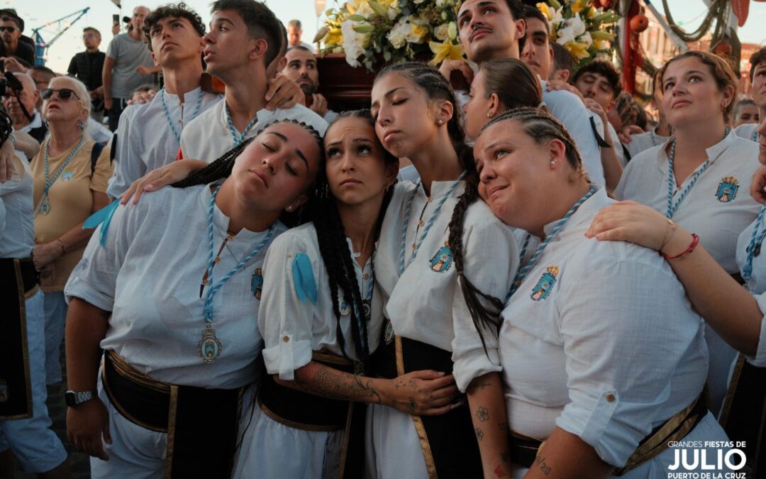 Cerca de 30.000 personas viven en Puerto de la Cruz la multitudinaria embarcación de la Virgen del Carmen